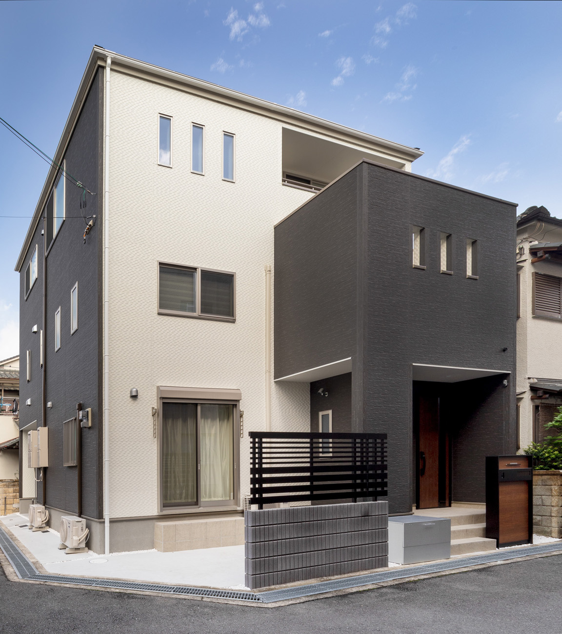 モノトーンでまとめた3階住宅