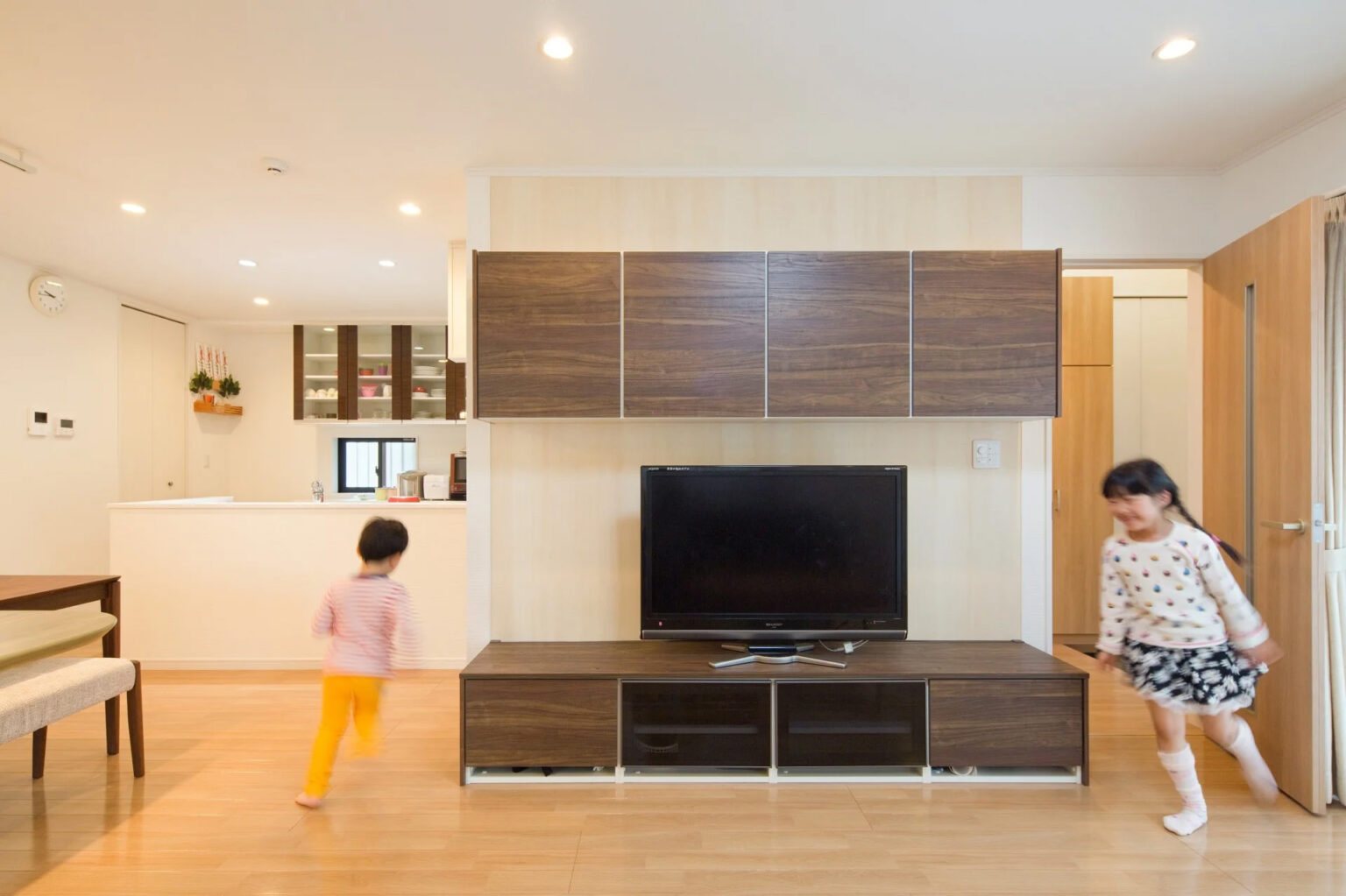 オープンキッチンとは?種類と特徴、メリット・デメリットを紹介 | 注文住宅・家を建てるなら一建設株式会社