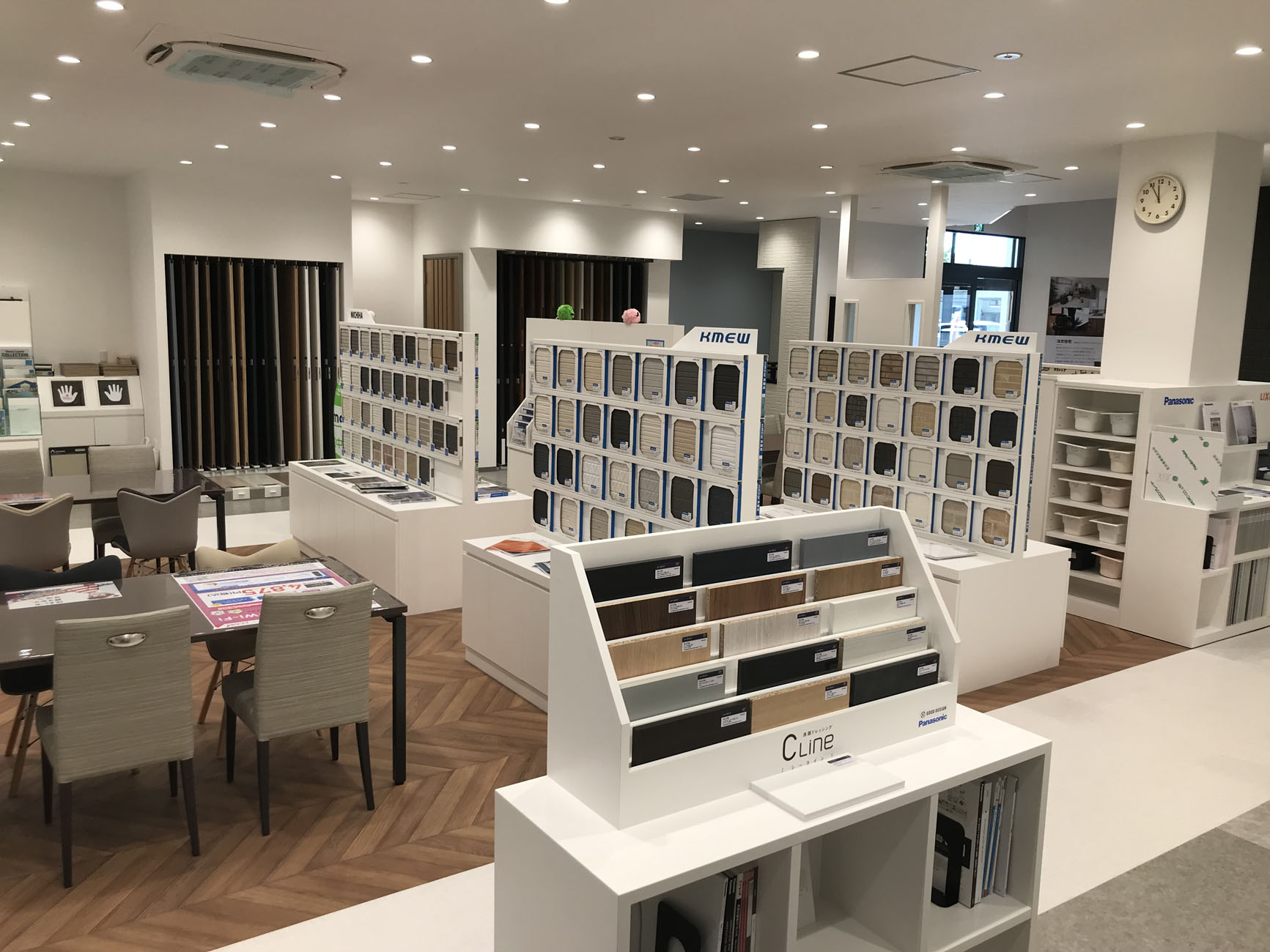 様々なデザインのドアの展示
