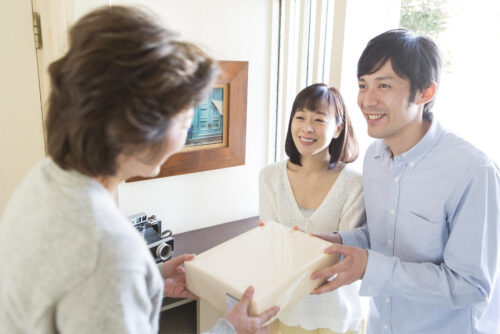 「引っ越しの挨拶は必要？タイミングや話す内容・手土産は？｜留守の場合の対応も解説」のアイキャッチ画像