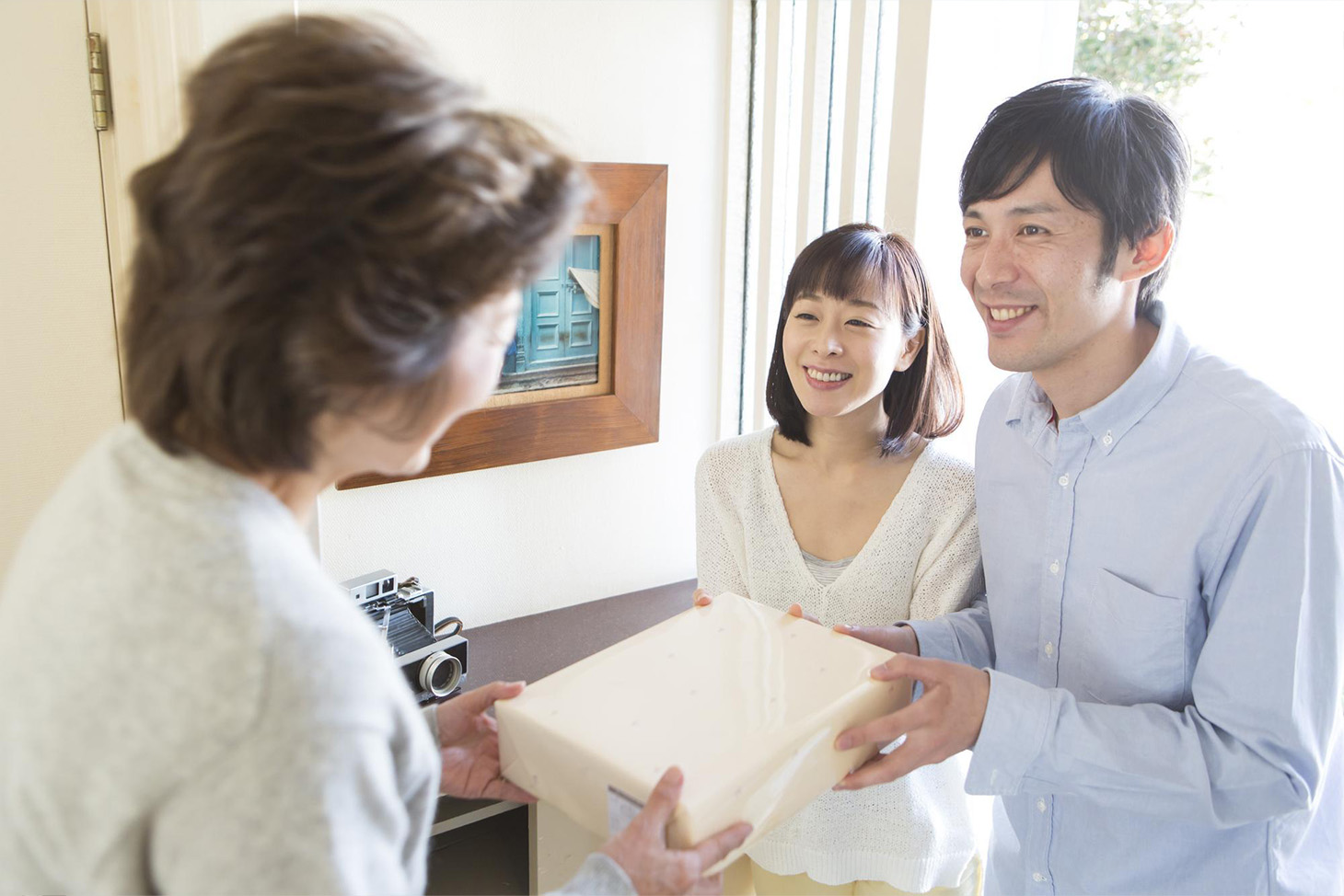 引っ越しの挨拶は必要?タイミングや話す内容・手土産は?|留守の場合の対応も解説」のアイキャッチ画像